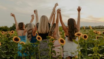 hannah-busing-g1ibp6doyrg-unsplash-352x198.jpg